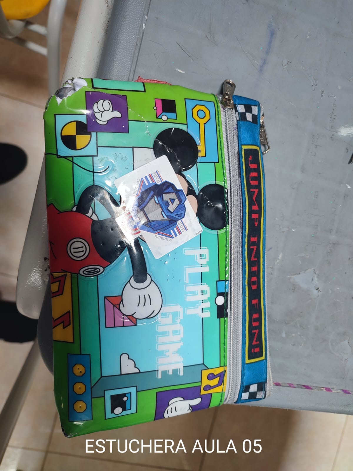 Estuchera azul con diseño
